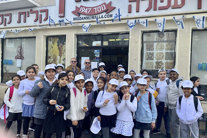 רבותיי, ההיסטוריה חוזרת